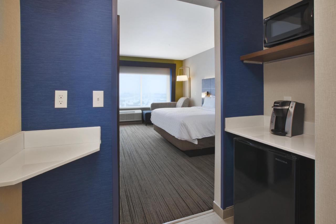 Leisure King Room - Non-Smoking at Holiday Inn Express Auburn Hills South by IHG