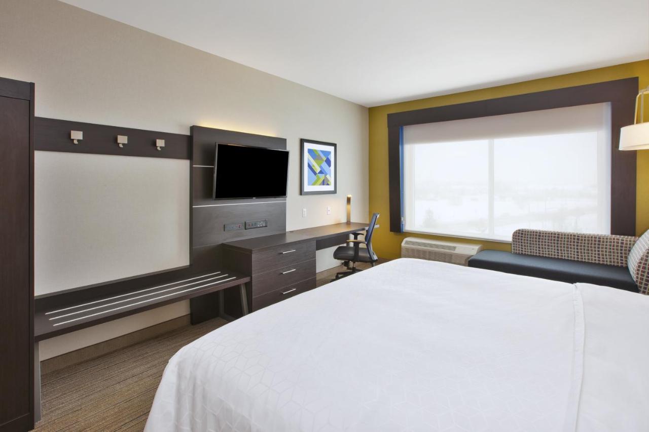 Leisure King Room - Non-Smoking at Holiday Inn Express Auburn Hills South by IHG
