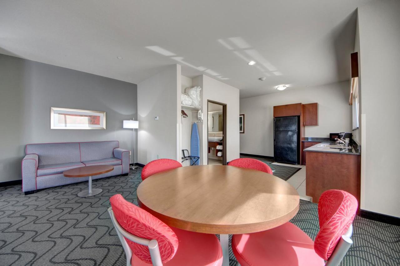 Executive King Suite at Holiday Inn Express & Suites Oklahoma City North by IHG