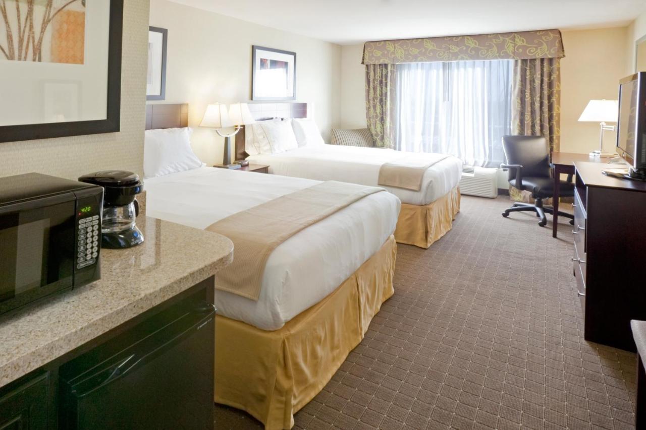 Queen Suite at Holiday Inn Express & Suites Eagle Pass by IHG