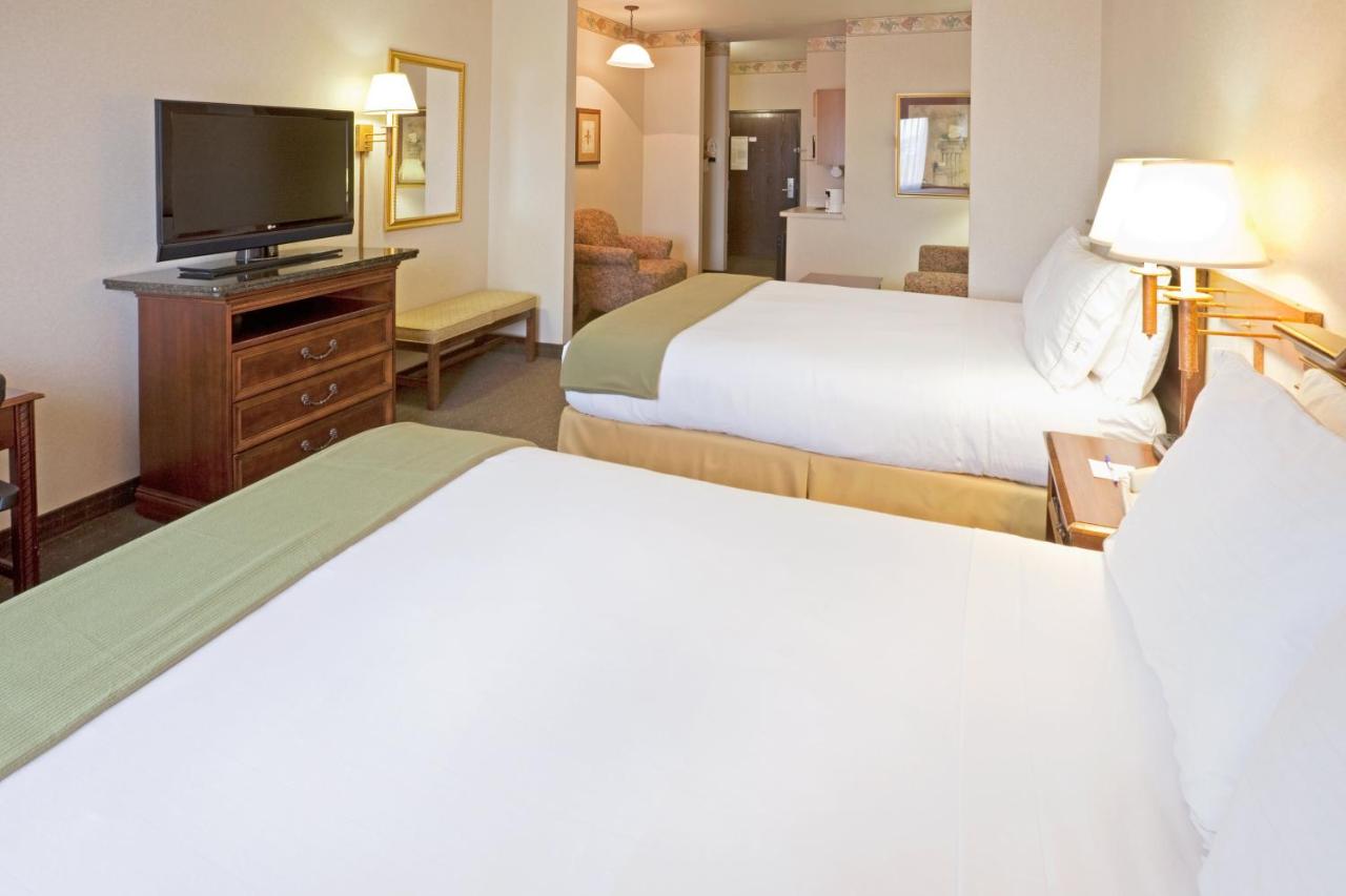 Queen Suite at Holiday Inn Express & Suites Eagle Pass by IHG