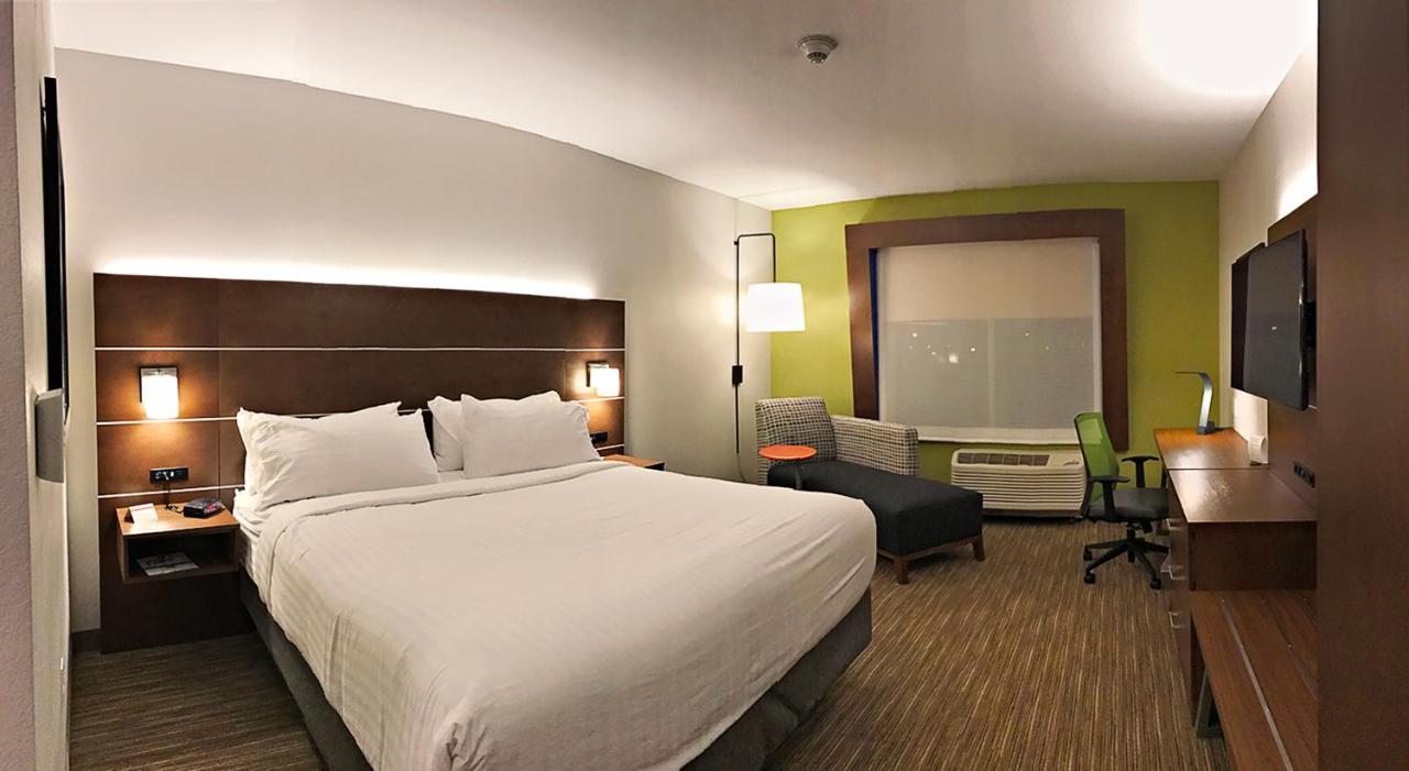 King Room - Hearing Accessible - Non-Smoking at Holiday Inn Express & Suites Sterling by IHG
