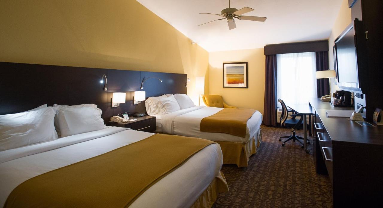 Queen Room with Two Queen Beds at Holiday Inn Express & Suites Topeka West I-70 Wanamaker by IHG