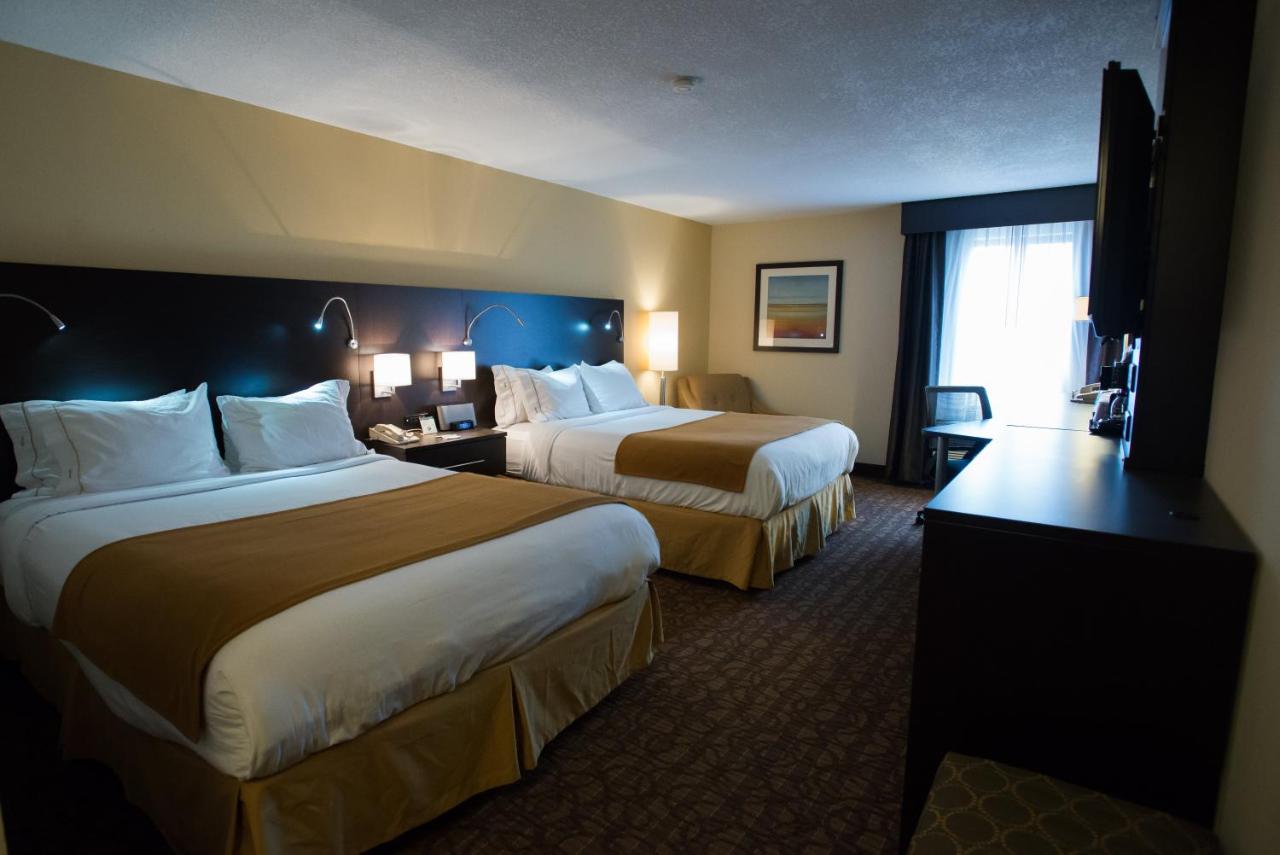 Queen Room with Two Queen Beds at Holiday Inn Express & Suites Topeka West I-70 Wanamaker by IHG