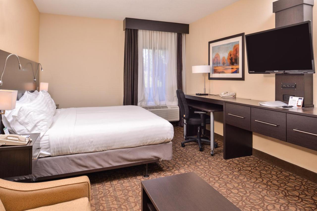King Room at Holiday Inn Express & Suites Topeka West I-70 Wanamaker by IHG