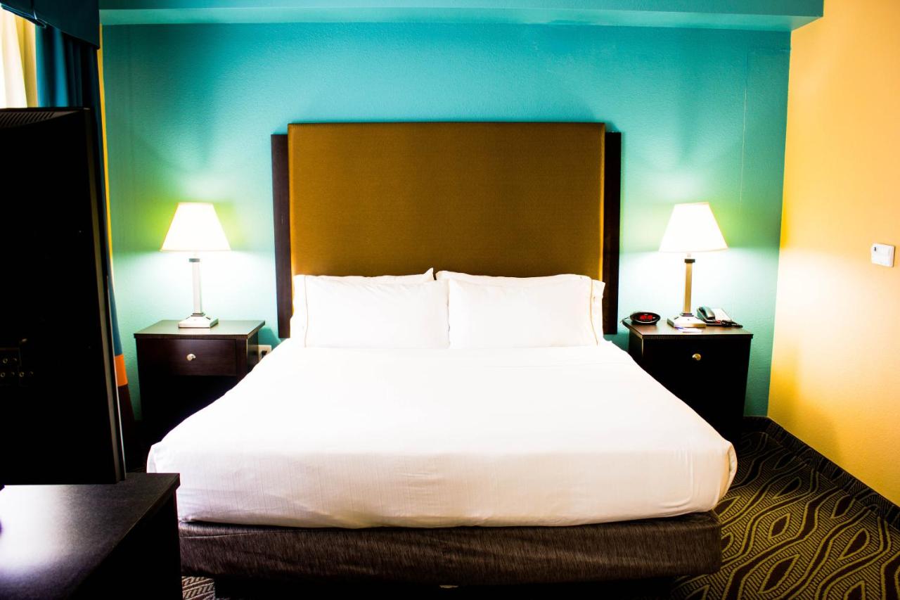Deluxe Suite - Mobility Accessible - Non-Smoking at Holiday Inn Express Havelock NW- New Bern by IHG