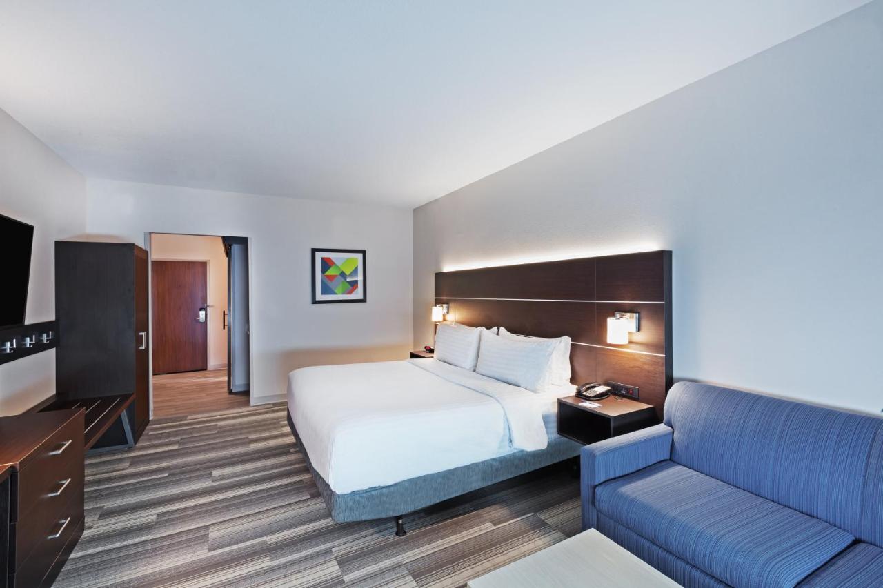 King Room - Hearing Accessible - Non-Smoking at Holiday Inn Express & Suites Coffeyville by IHG