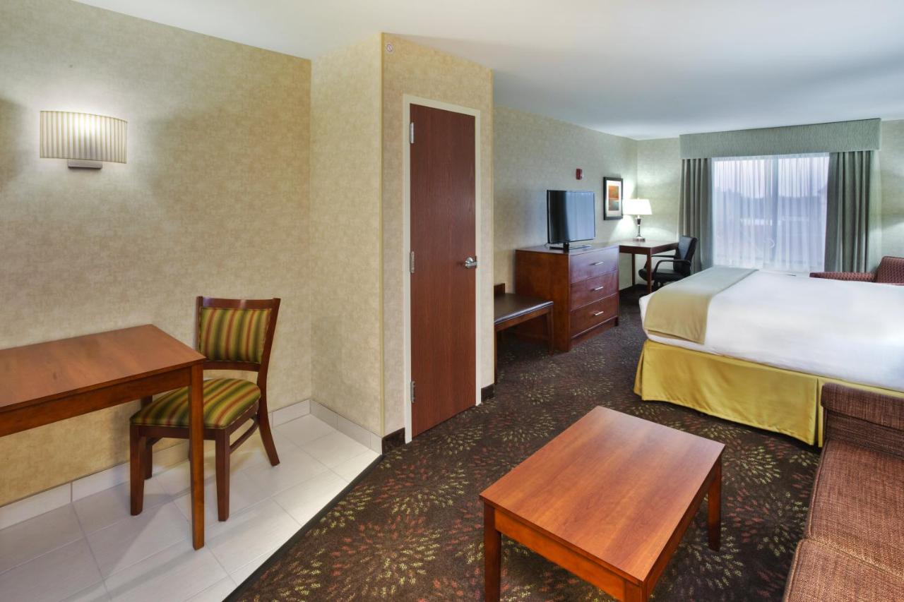 Queen Suite with Sofa Bed at Holiday Inn Express Hotel & Suites Frankenmuth by IHG