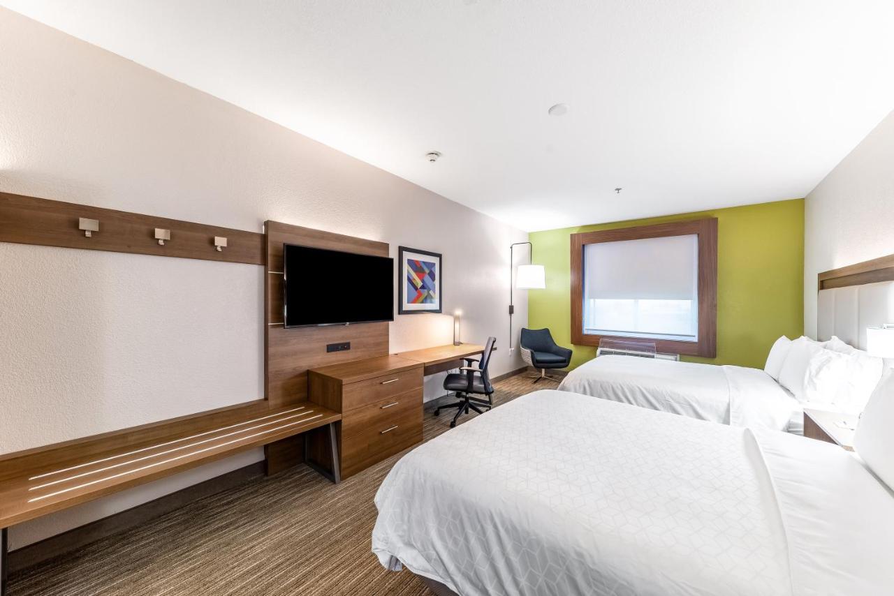 Queen Room at Holiday Inn Express & Suites Fort Worth - Fossil Creek by IHG
