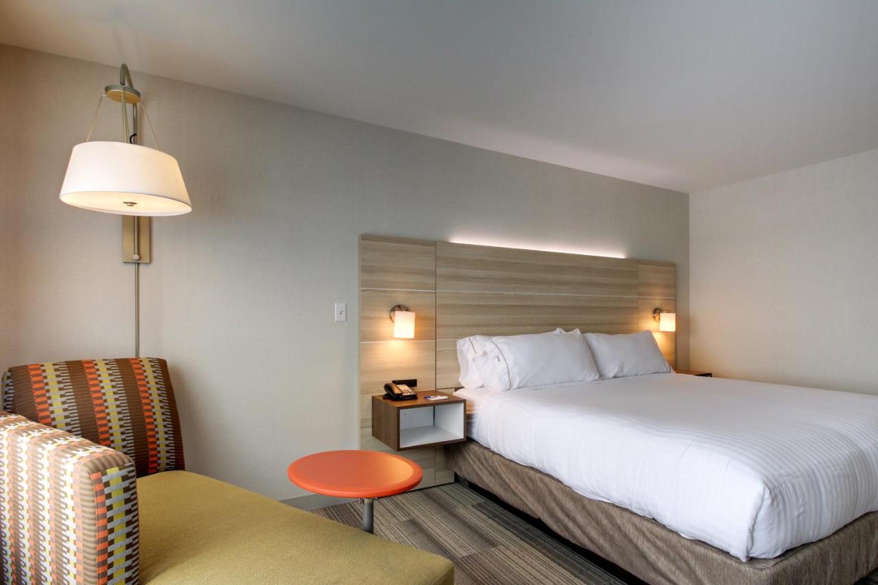 Leisure King Room - Non-Smoking at Holiday Inn Express & Suites Galesburg by IHG