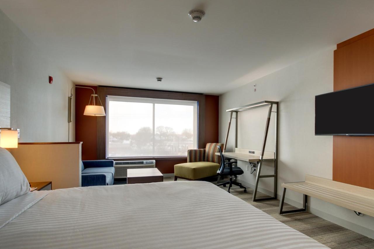 King Suite - Disability Access Tub/Non-Smoking at Holiday Inn Express & Suites Galesburg by IHG