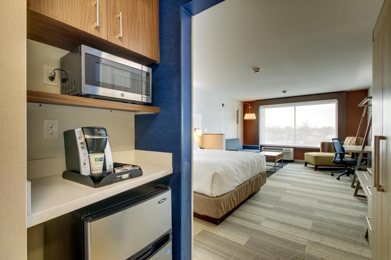 Executive Suite at Holiday Inn Express & Suites Galesburg by IHG