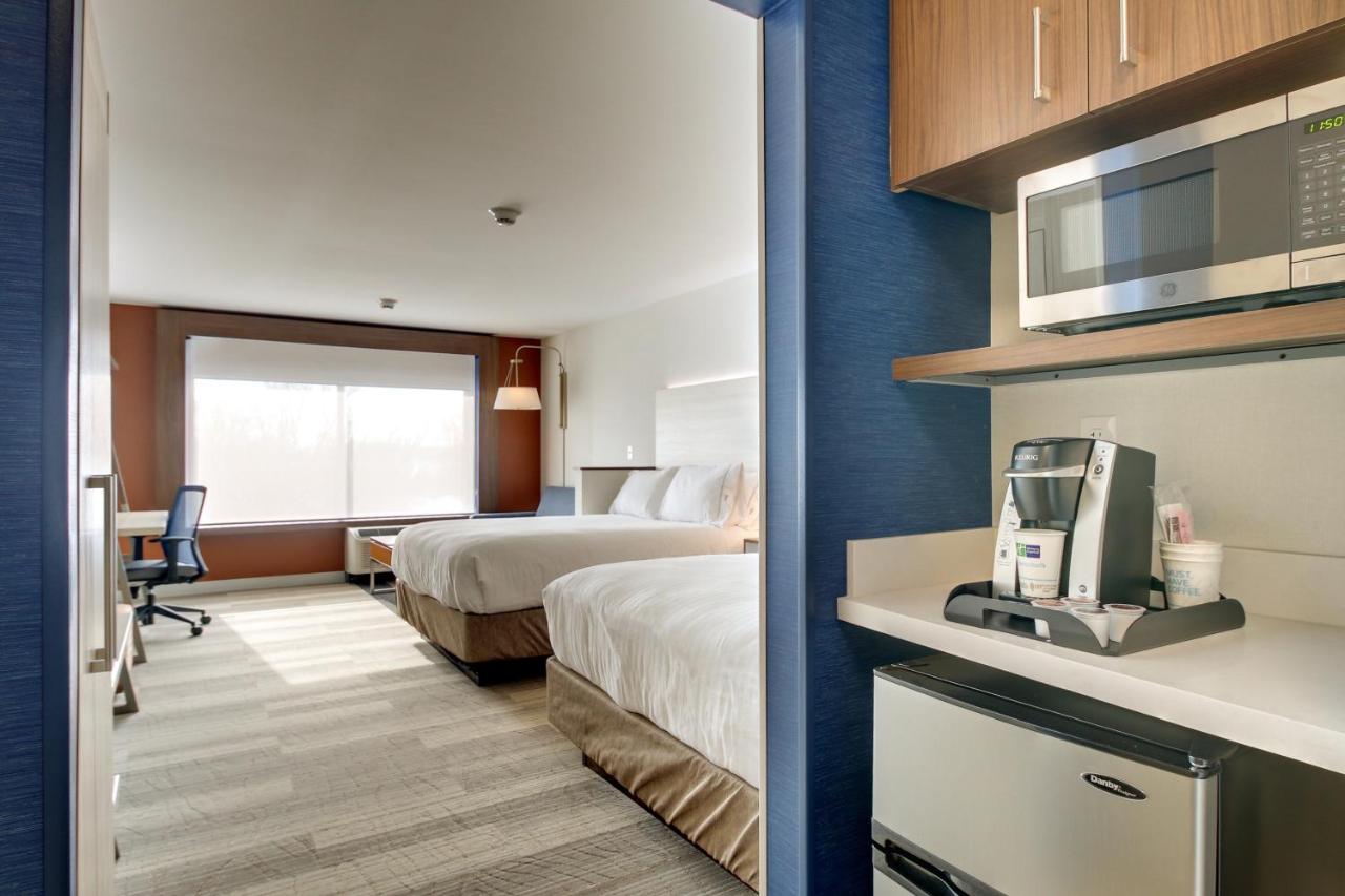Suite - Hearing Accessible at Holiday Inn Express & Suites Galesburg by IHG