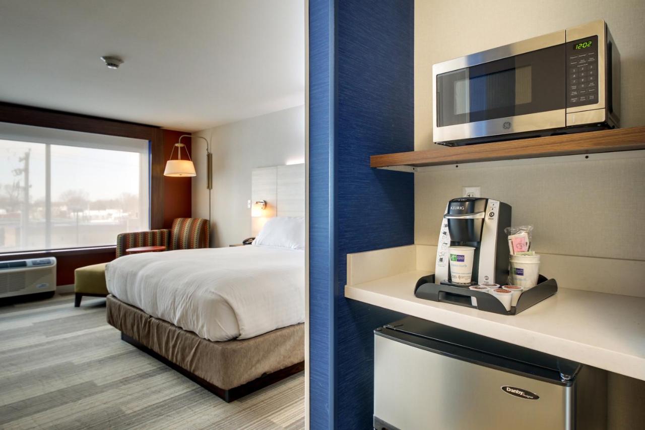 Leisure King Room - Non-Smoking at Holiday Inn Express & Suites Galesburg by IHG