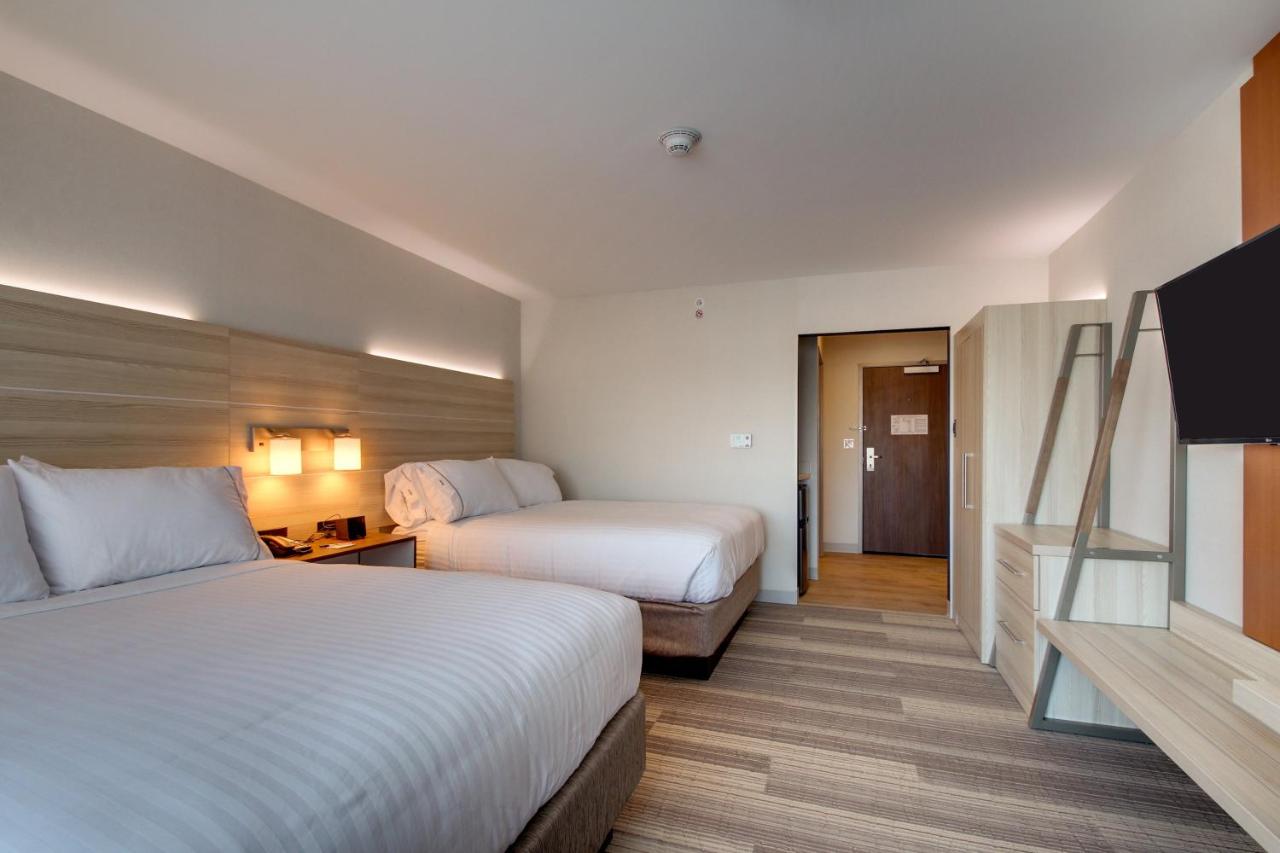 Queen Room with Two Queen Beds at Holiday Inn Express & Suites Galesburg by IHG