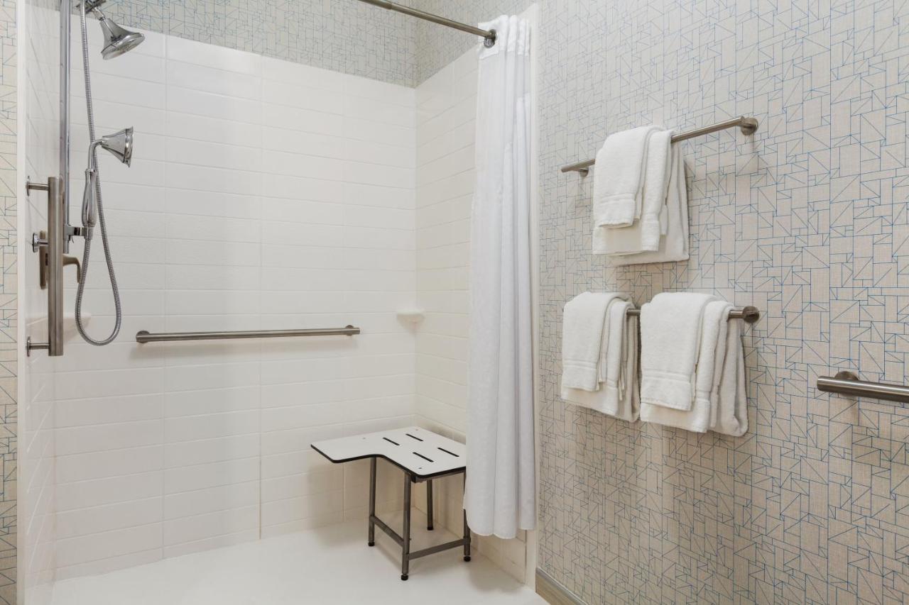 Queen Room with Two Queen Beds - Disability Access Hearing Accessible Roll-In Shower at Holiday Inn Express & Suites Edinburg-McAllen Area by IHG