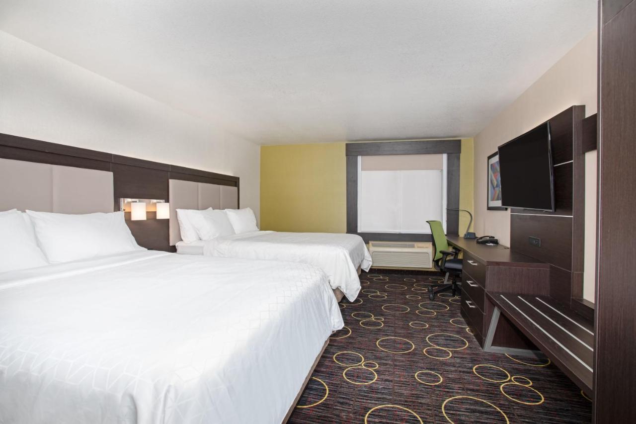 Queen Room with Two Queen Beds at Holiday Inn Express & Suites Tucumcari by IHG