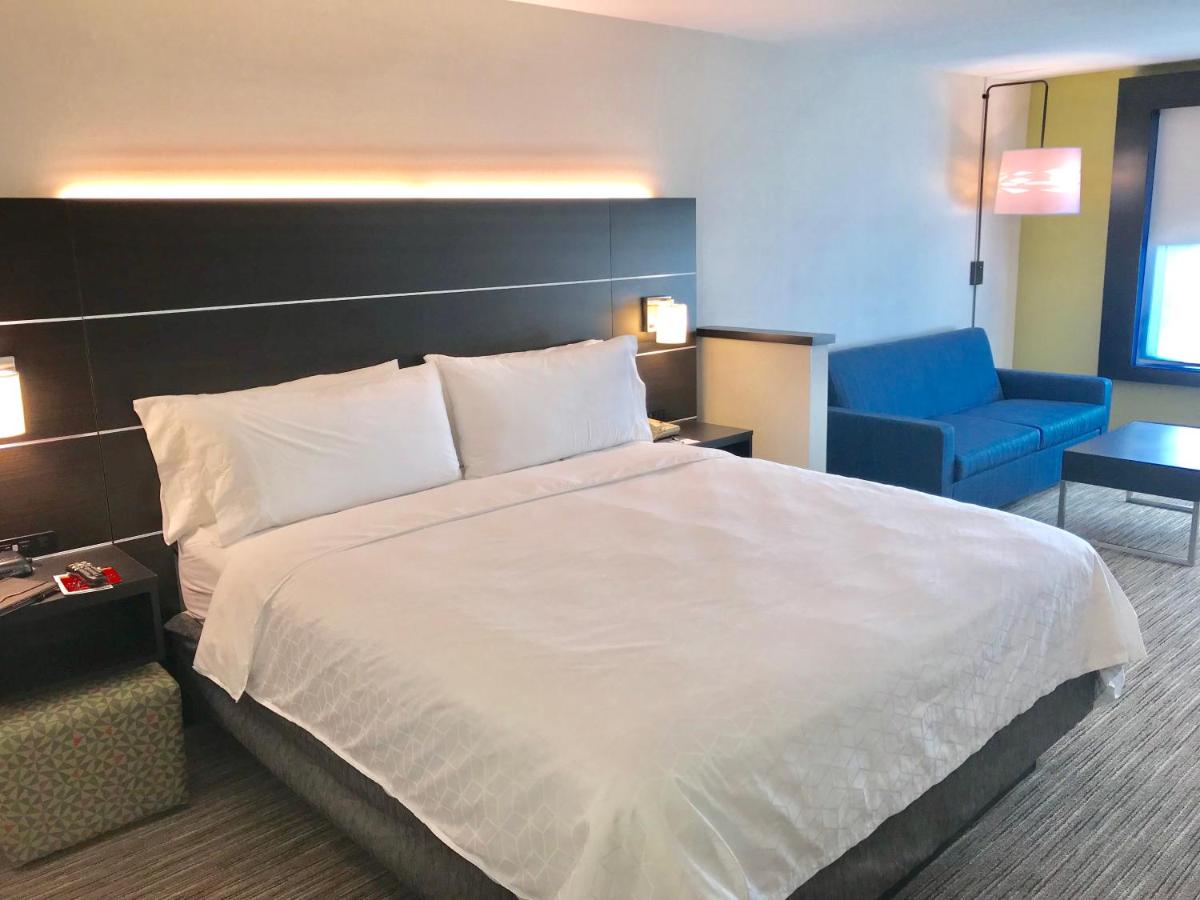 Queen Suite at Holiday Inn Express Hotel & Suites Tracy by IHG