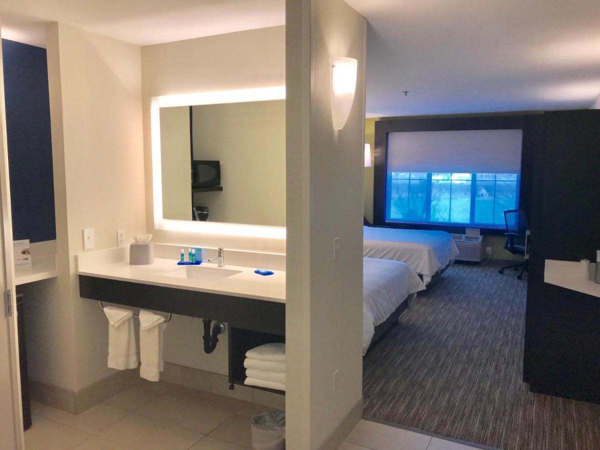Queen Room with Two Queen Beds at Holiday Inn Express Hotel & Suites Tracy by IHG