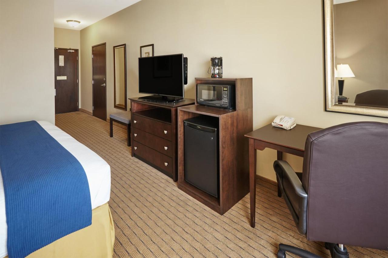 King Room - Hearing Accessible - Roll-in Shower at Holiday Inn Express Hotel & Suites Madison-Verona by IHG