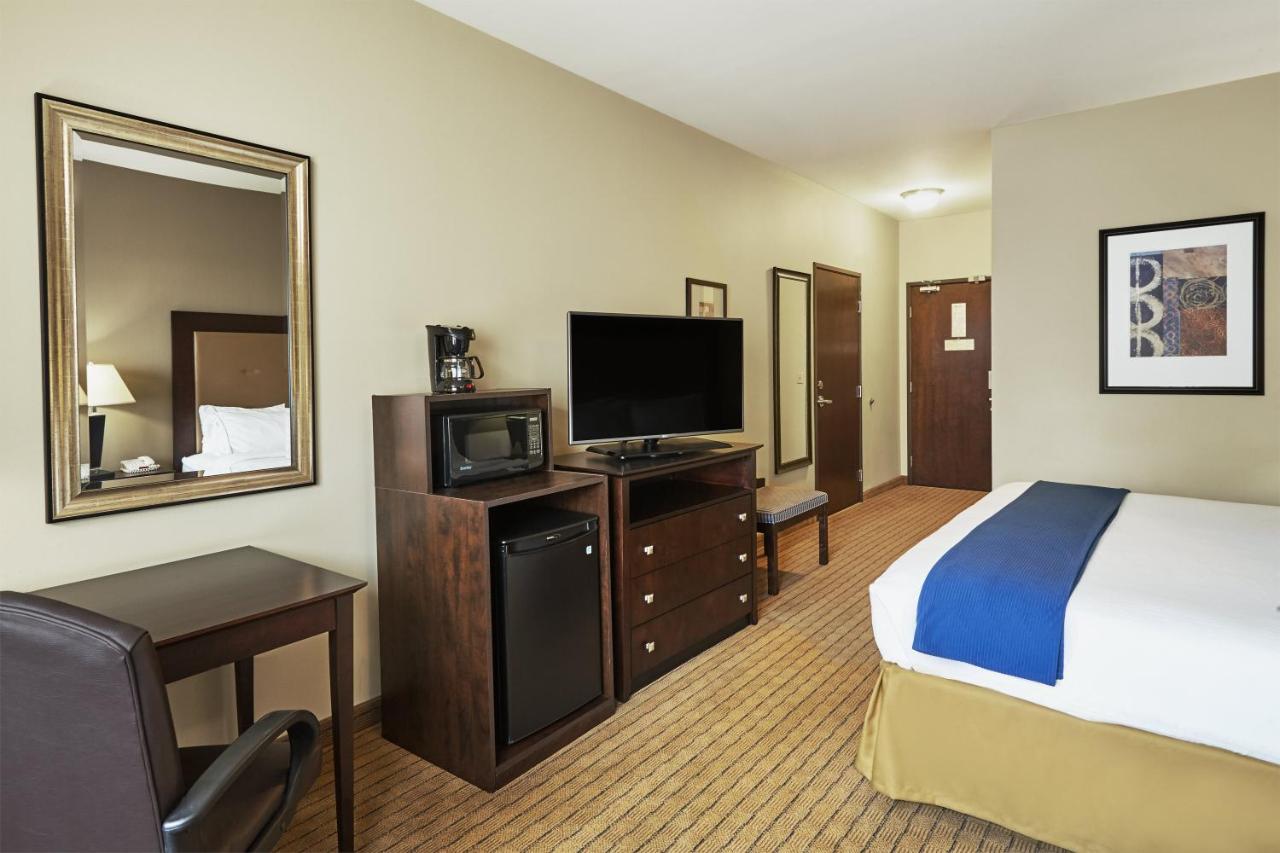 King Room at Holiday Inn Express Hotel & Suites Madison-Verona by IHG