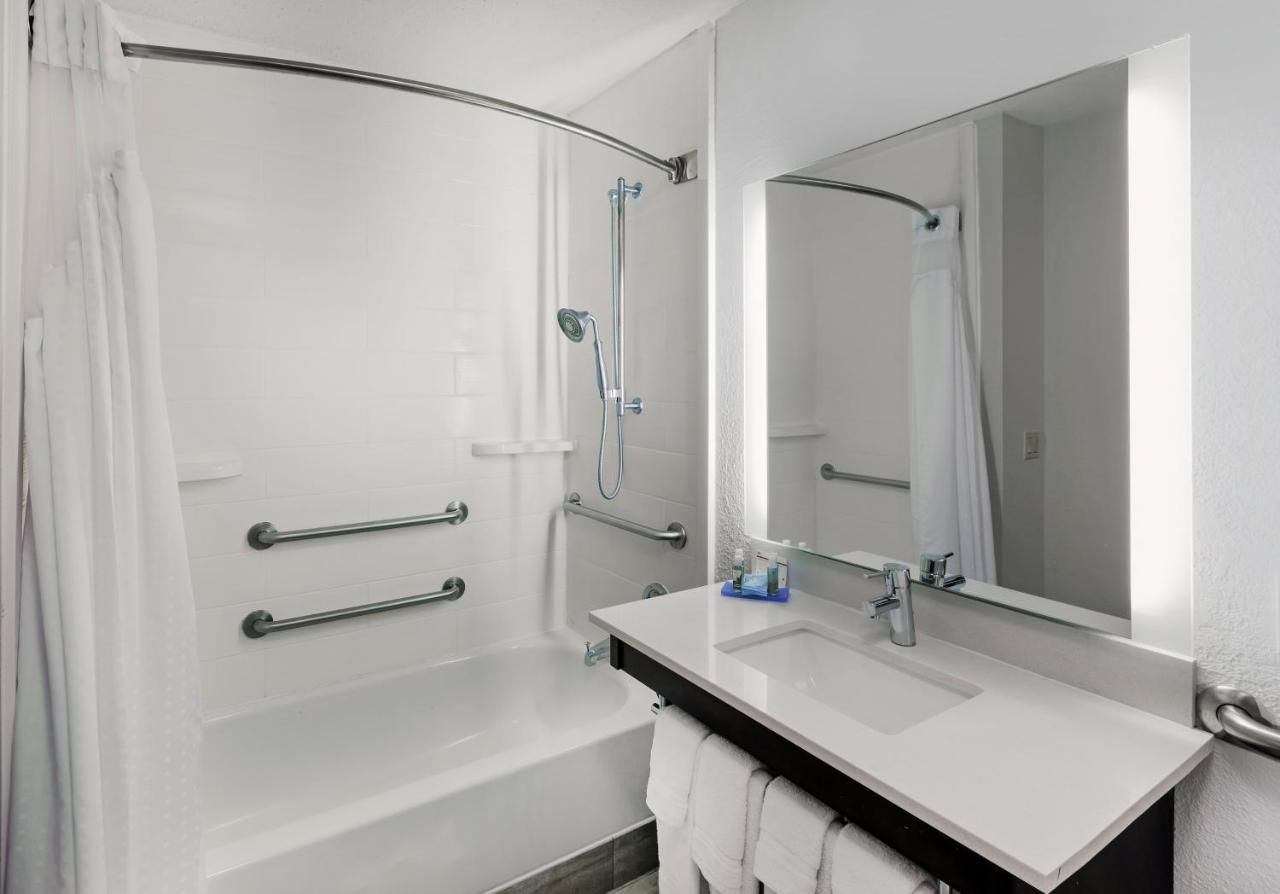 King Room - Mobility Access Tub - Non-Smoking at Holiday Inn Express & Suites Houston - Memorial Park Area by IHG