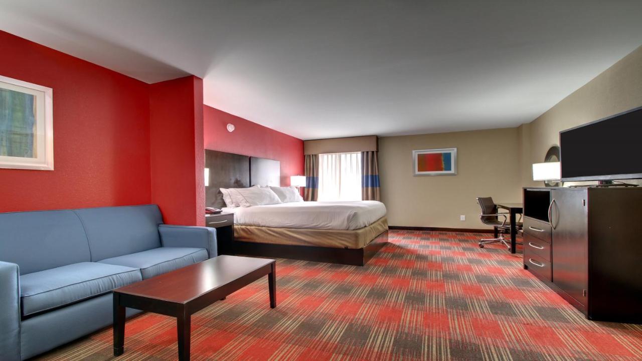 King Suite at Holiday Inn Express & Suites Jackson Downtown - Coliseum, an IHG Hotel