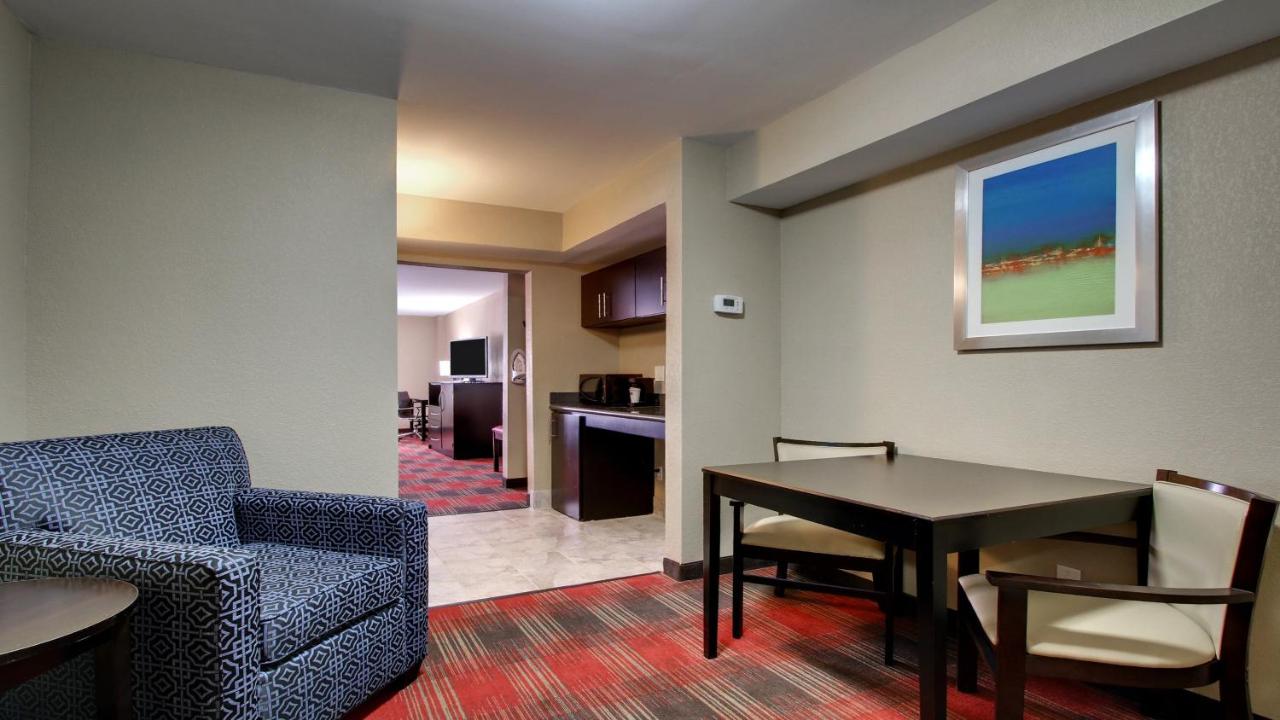 King Suite at Holiday Inn Express & Suites Jackson Downtown - Coliseum, an IHG Hotel