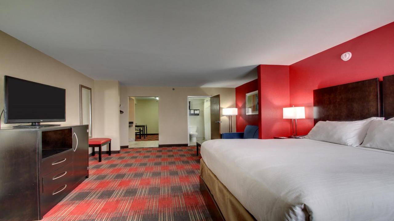 King Suite at Holiday Inn Express & Suites Jackson Downtown - Coliseum, an IHG Hotel