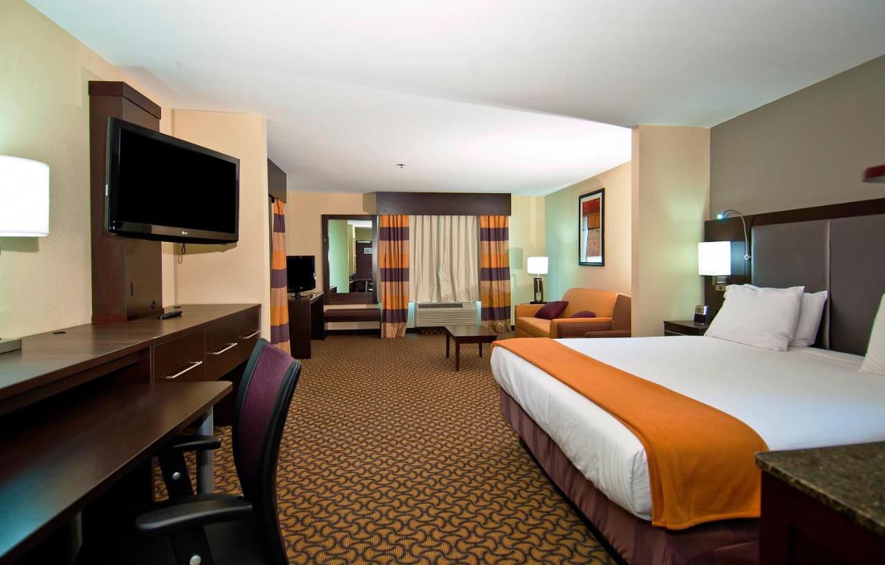 King Suite - Non-Smoking at Holiday Inn Express & Suites Jackson / Pearl Intl Airport by IHG