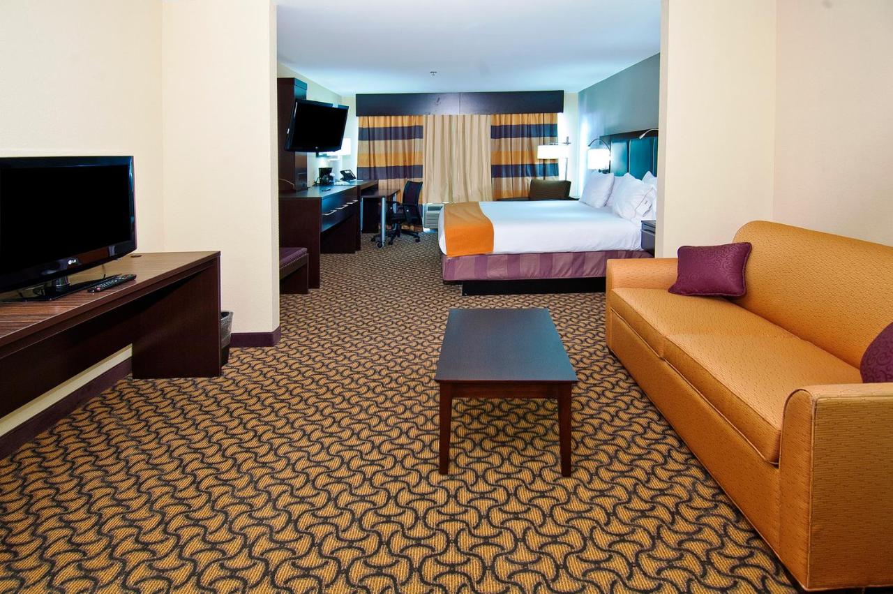 King Suite - Non-Smoking at Holiday Inn Express & Suites Jackson / Pearl Intl Airport by IHG