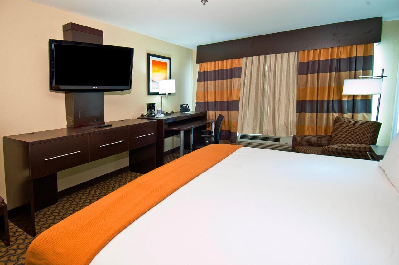 King Room - Hearing Accessible/Non-Smoking at Holiday Inn Express & Suites Jackson / Pearl Intl Airport by IHG