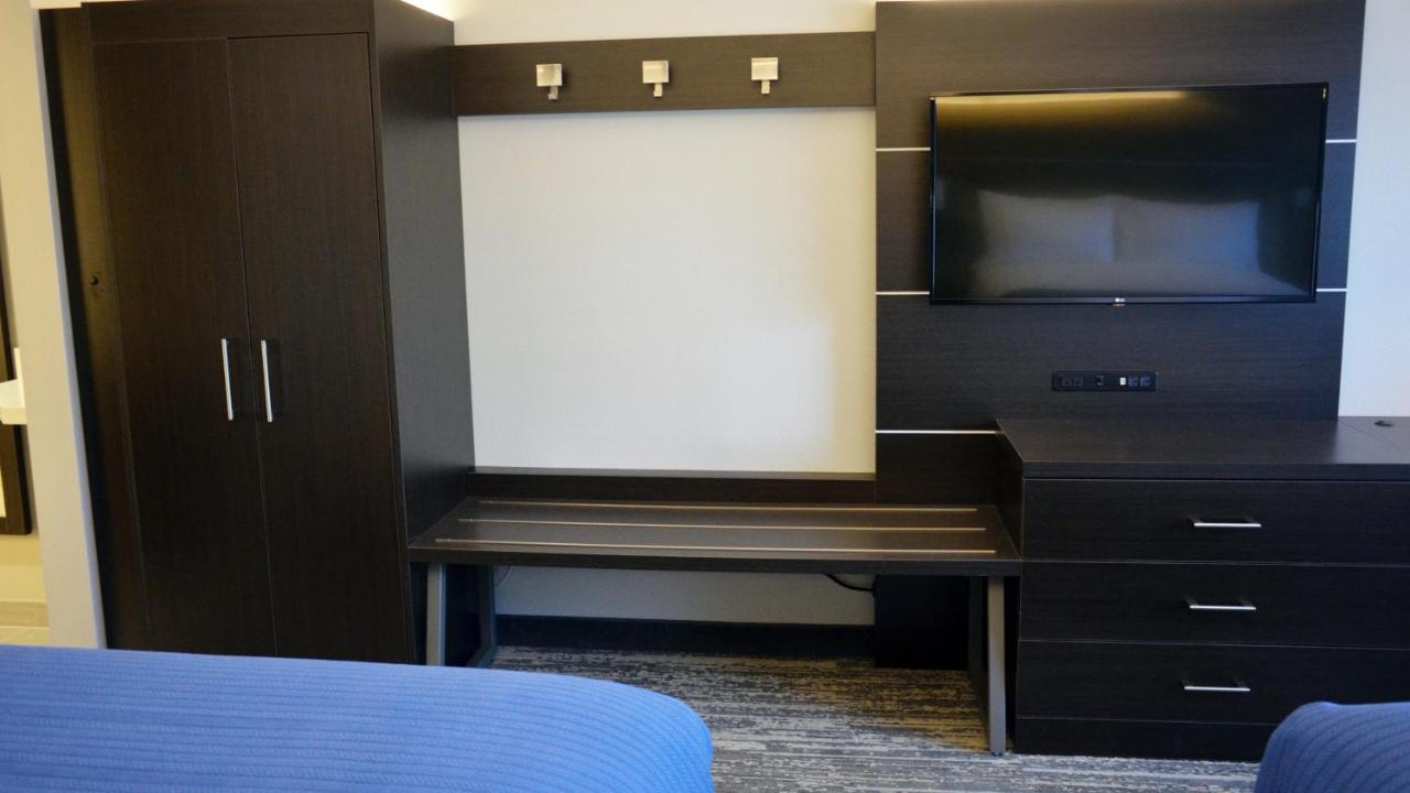 Queen Room with Two Queen Beds at Holiday Inn Express & Suites Jacksonville W - I295 and I10 by IHG