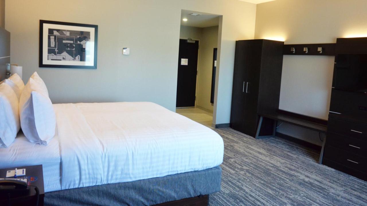 Deluxe King Room - Non-Smoking at Holiday Inn Express & Suites Jacksonville W - I295 and I10 by IHG