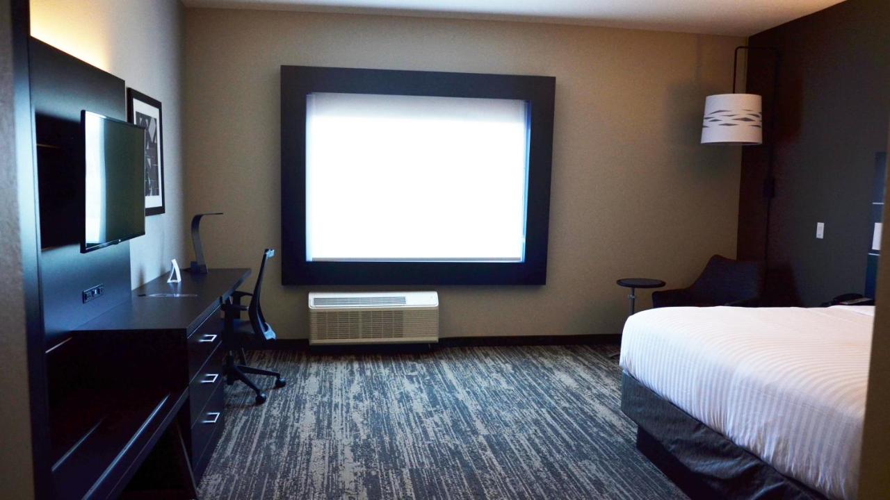 Deluxe King Room - Non-Smoking at Holiday Inn Express & Suites Jacksonville W - I295 and I10 by IHG