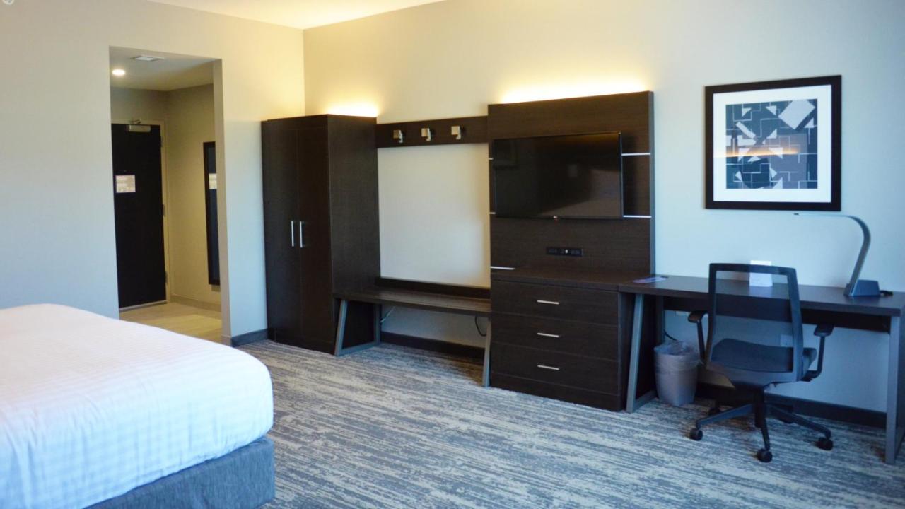 Deluxe King Room - Non-Smoking at Holiday Inn Express & Suites Jacksonville W - I295 and I10 by IHG