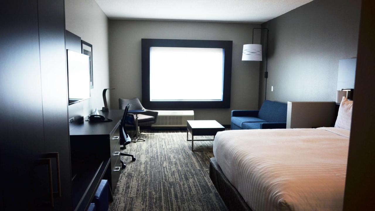 Deluxe King Room - Disability Access Roll in Shower/Non-Smoking at Holiday Inn Express & Suites Jacksonville W - I295 and I10 by IHG