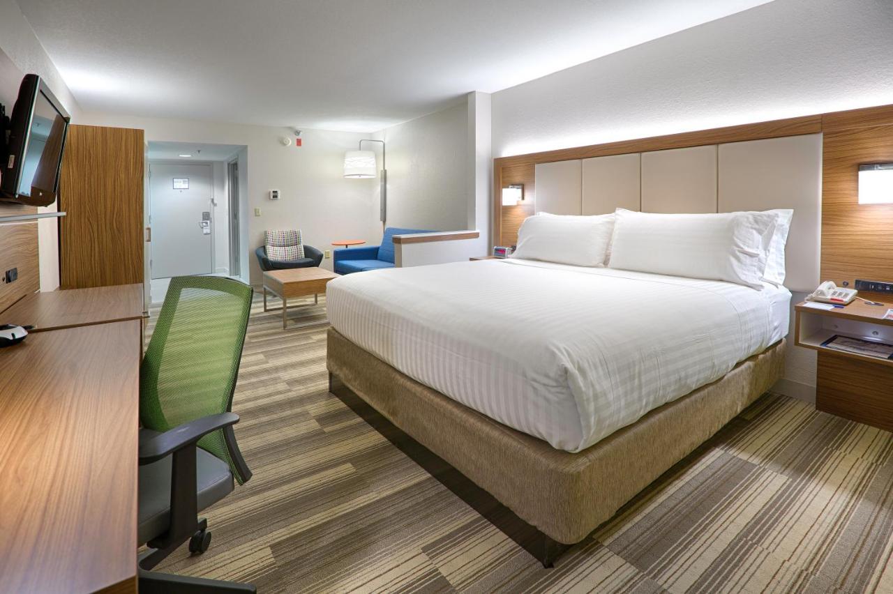 King Suite at Holiday Inn Express Hotel & Suites Jacksonville - South by IHG