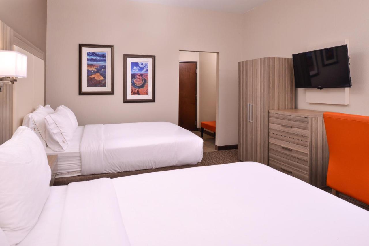 Standard Two Queen Bedroom at Holiday Inn Express & Suites Williams by IHG