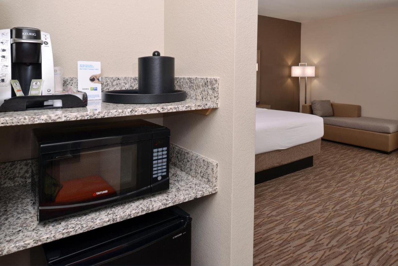 King Room at Holiday Inn Express & Suites Williams by IHG