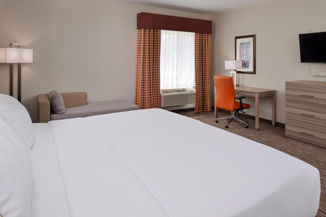 King Room at Holiday Inn Express & Suites Williams by IHG