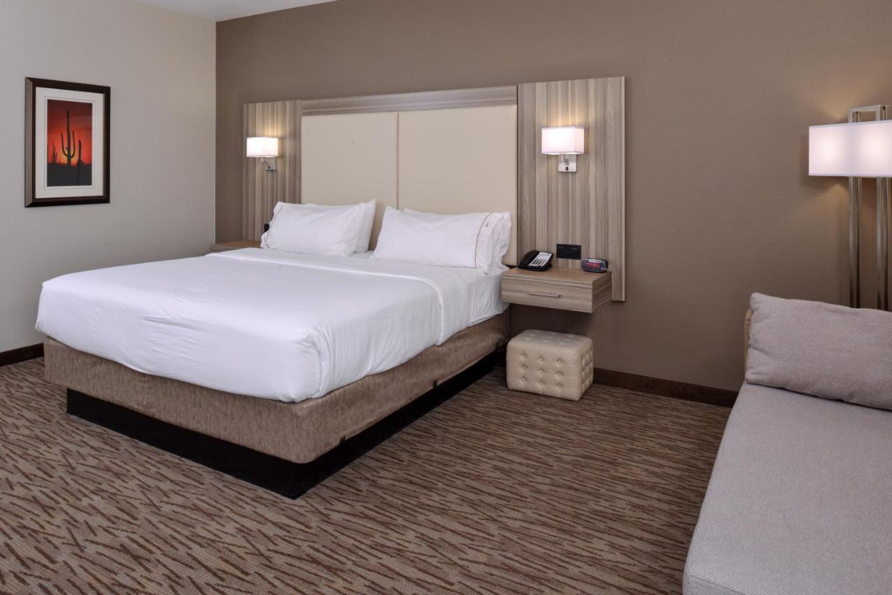King Room - Hearing Accessible - Roll-in Shower at Holiday Inn Express & Suites Williams by IHG
