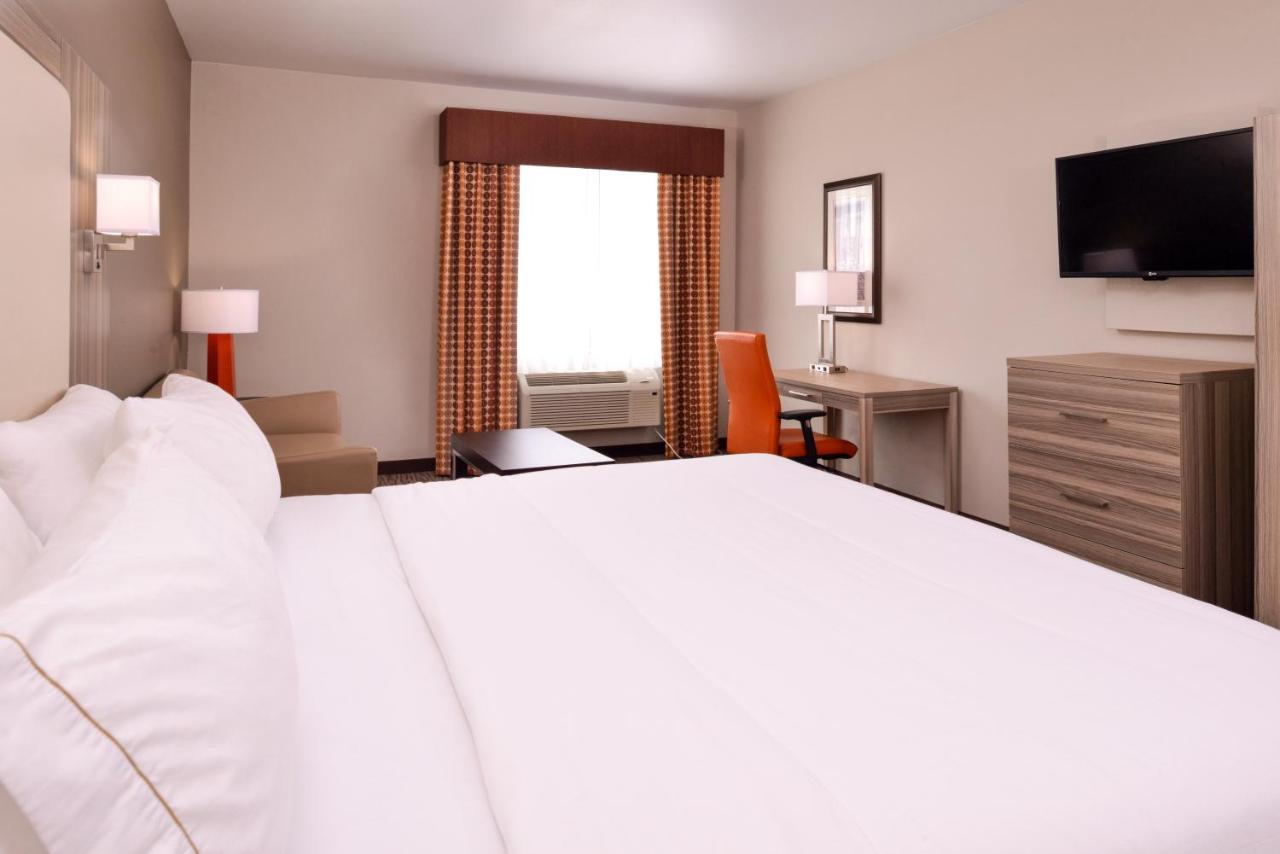 King Suite at Holiday Inn Express & Suites Williams by IHG