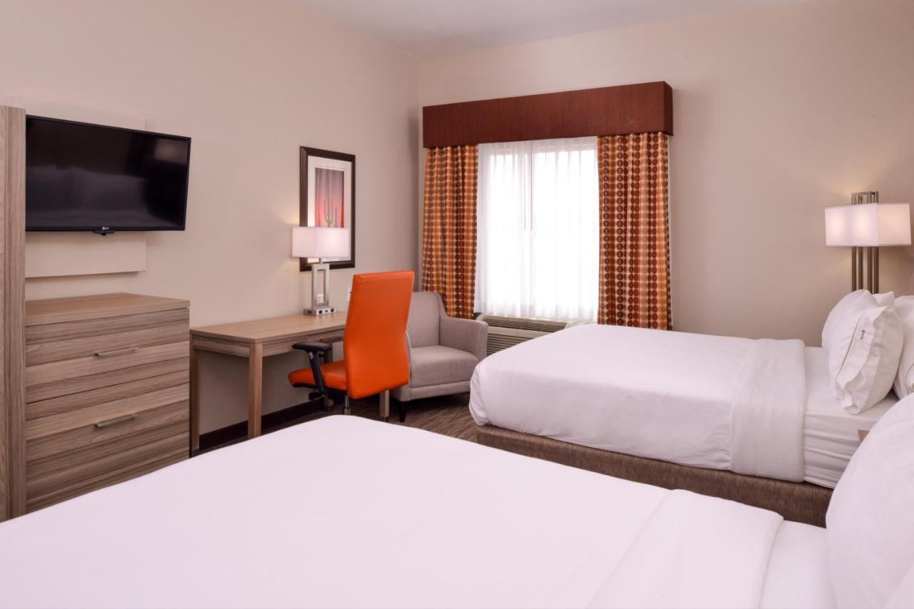 Standard Two Queen Bedroom at Holiday Inn Express & Suites Williams by IHG