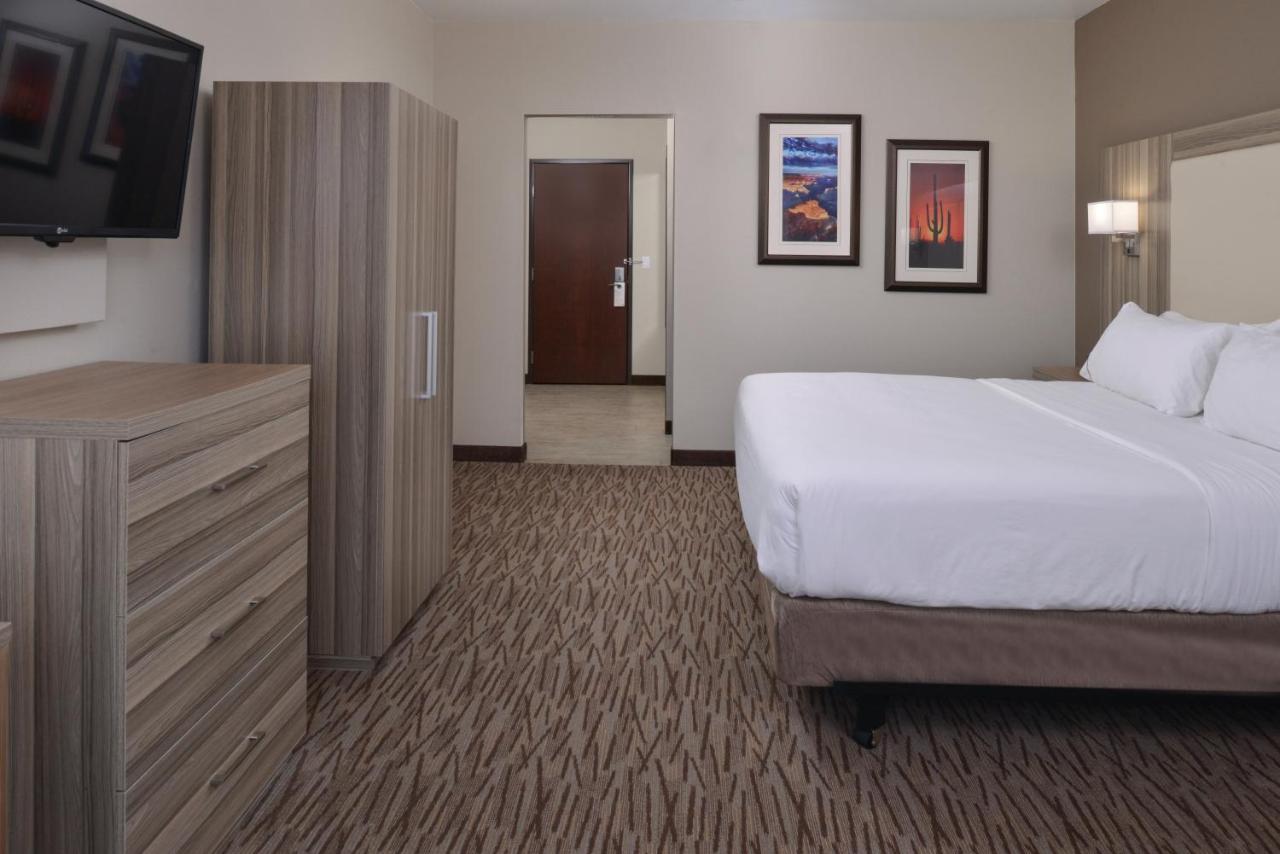 King Room at Holiday Inn Express & Suites Williams by IHG