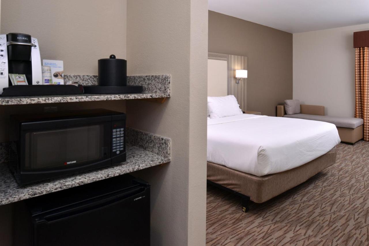 King Room - Hearing Accessible - Roll-in Shower at Holiday Inn Express & Suites Williams by IHG