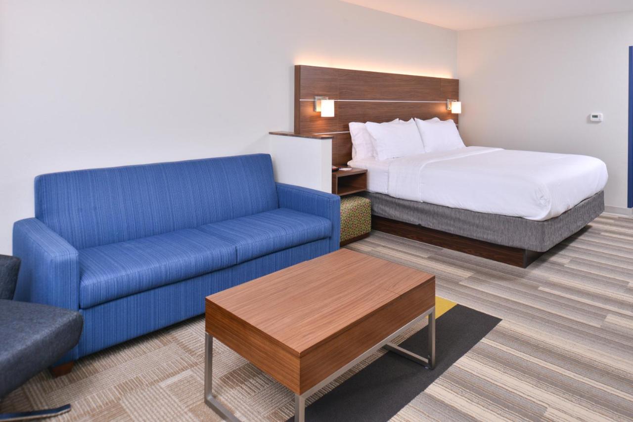 King Suite at Holiday Inn Express & Suites Omaha Airport by IHG