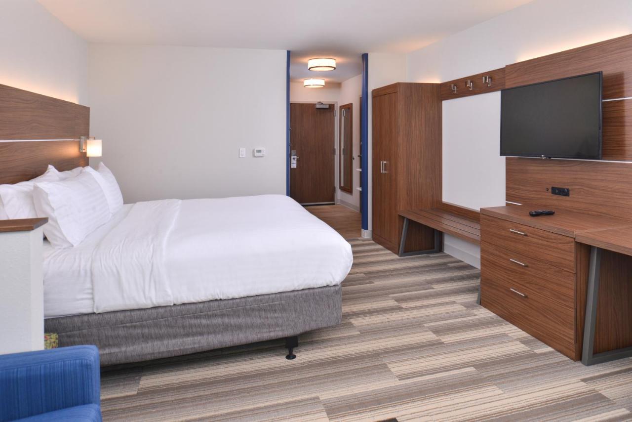 King Suite at Holiday Inn Express & Suites Omaha Airport by IHG