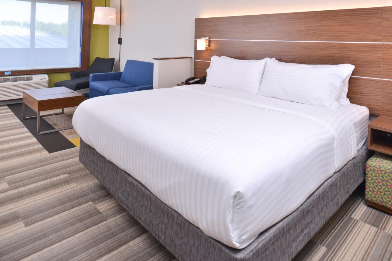 King Suite at Holiday Inn Express & Suites Omaha Airport by IHG