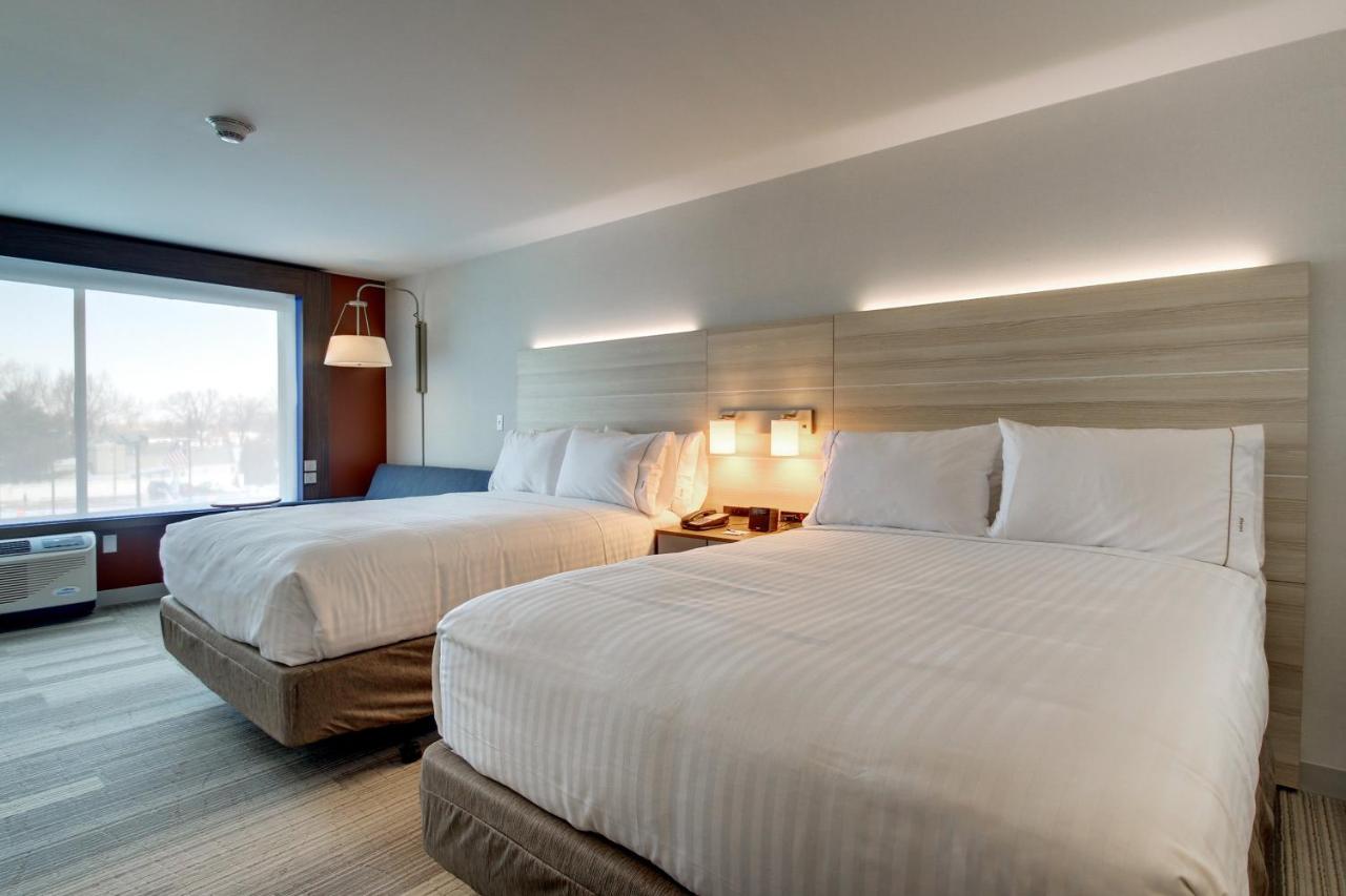 Queen Suite with Two Queen Beds - Disability Access Roll in Shower/Non-Smoking at Holiday Inn Express & Suites Galesburg by IHG